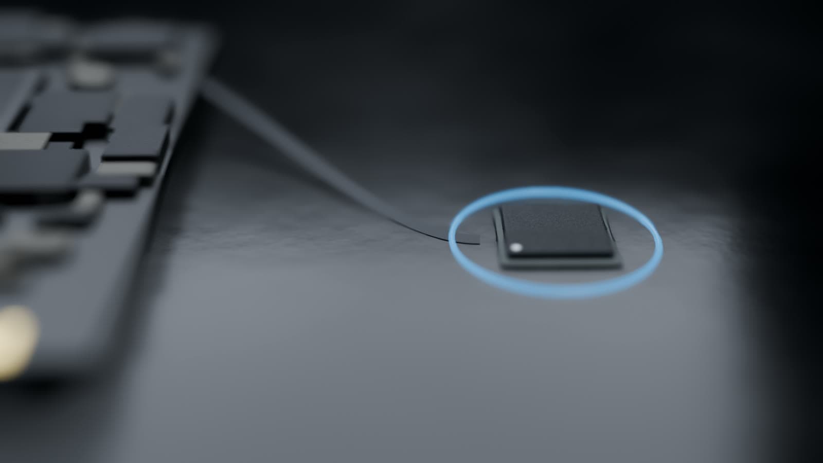 Ein 7 × 7 mm großer AKD1500-Chip in einem leuchtenden Ring neben einem Jetson-Orin-Nano-Modul auf schwarzem Glas, Blender-Rendering